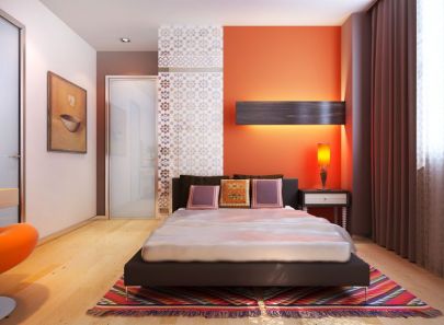 Интерьер спальни в бело-коричневых тонах с оранжевыми вставками