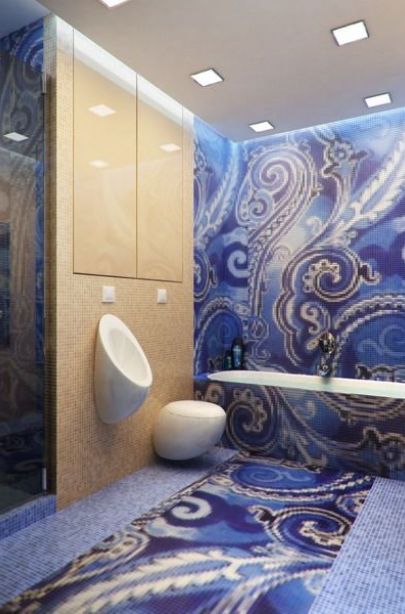 Голубая мозаика с фантазийным узором в интерьере ванной