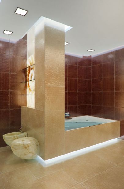 Бордовые мозаичные стены и панели с подсветкой в интерьере ванной