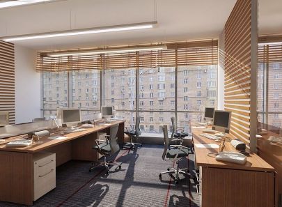 Хай-тек интерьер рабочего пространства в офисе