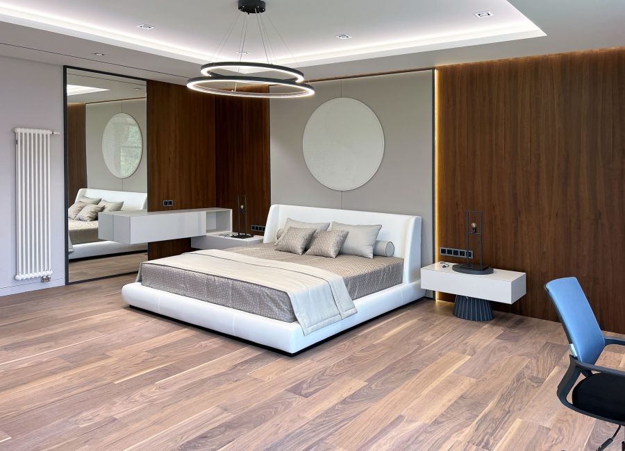 Современный ремонт большой спальни частного дома