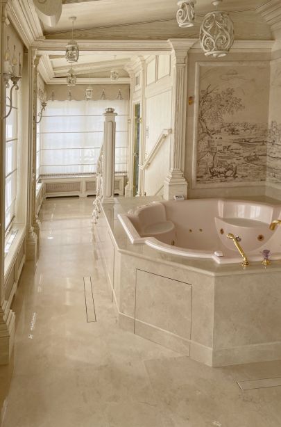 Расписные стены в интерьере большой ванной комнаты