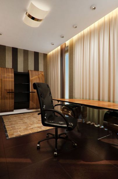 Светлые шторы с коричневыми вставками в дизайне уютного рабочего кабинета