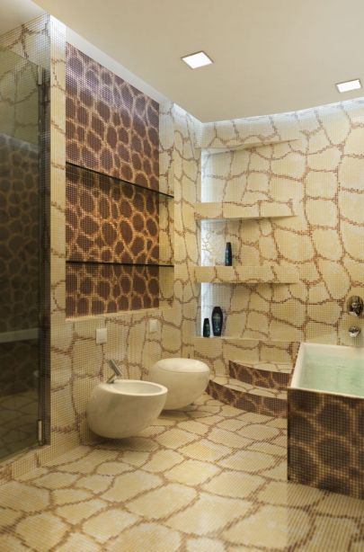 Мозаика с имитацией крупных чешуек рептилий в дизайне ванной
