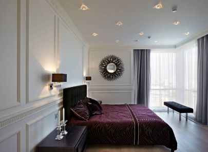 Большие окна в пол и точечная подсветка в дизайне спальни