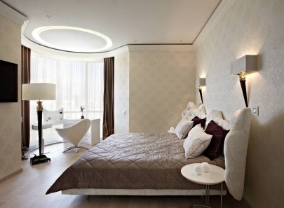 Туалетный столик в эркере в дизайне интерьера спальни