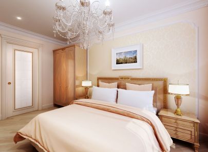 Дизайн спальни в классическом стиле с хрустальной люстрой