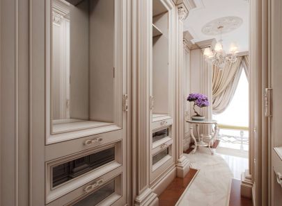 Интерьер гардеробной со светлыми встроенными шкафами