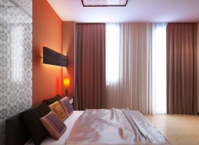 Дизайн яркой спальни с коричнево-бежевыми шторами 