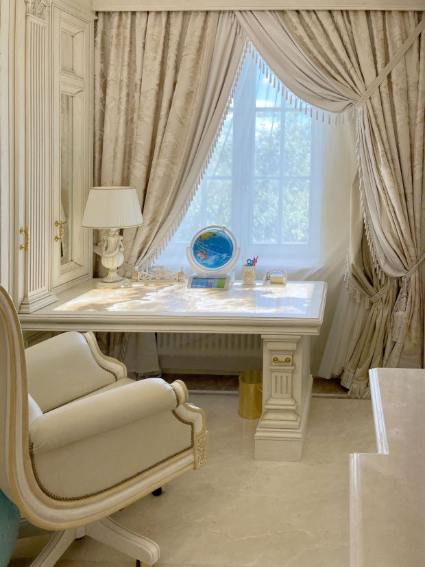 Сочетания серого и белого цветов в интерьере спальни