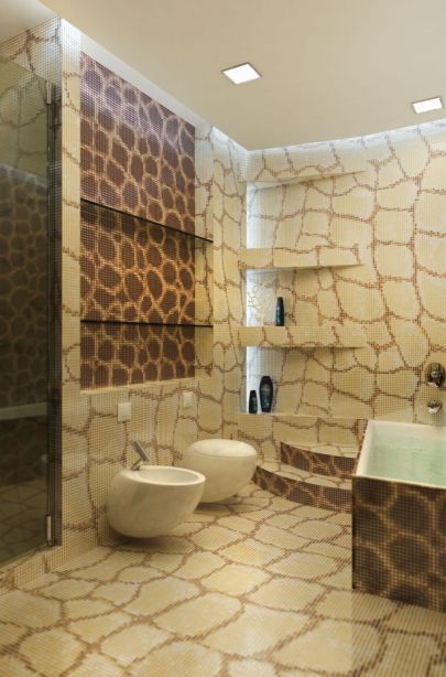 Мозаика с имитацией крупных чешуек рептилий в дизайне ванной