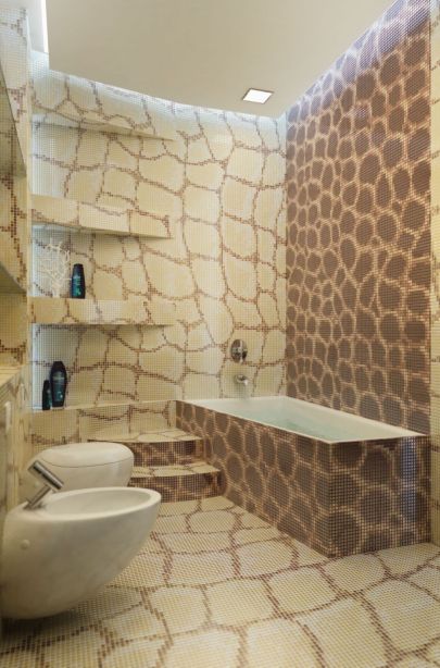 Мелкая мозаика в оформлении полок и ступеней в интерьере ванной