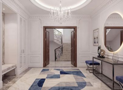 Просторная прихожая с большим зеркалом и декоративной консолью