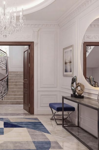 Прихожая с консольным столом, круглым зеркалом и классической лепниной