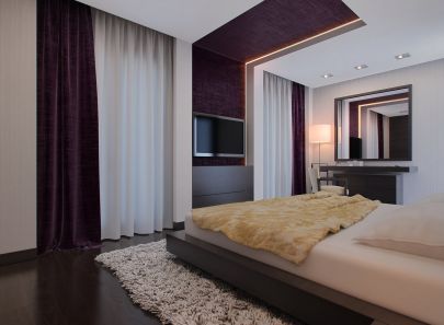 Фиолетовый акцент в интерьере светлой спальни – фото
