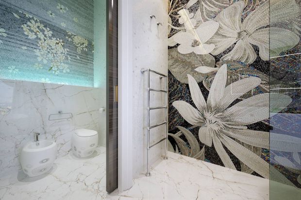 Туалет с цветочной мозаикой на стене