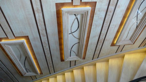 Отделка стен на лестнице