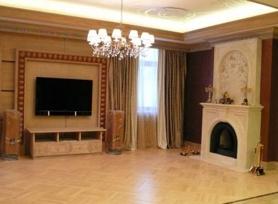 Отделка гостиной деревом и лепной портал камина