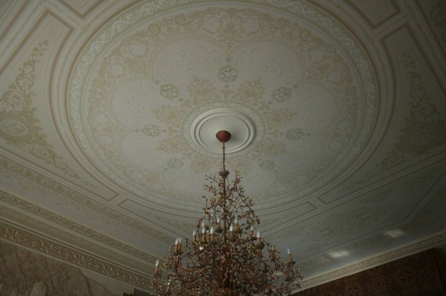 Роспись потолка в гостиной после завершения ремонта