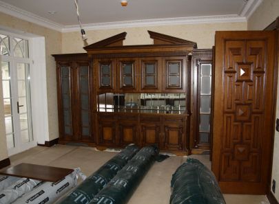Завершенное оформление комнаты с классической деревянной витриной