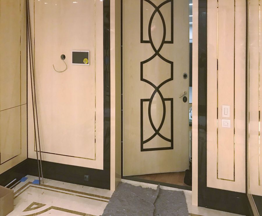 Отделка дверного проема глянцевыми стеновыми панелями