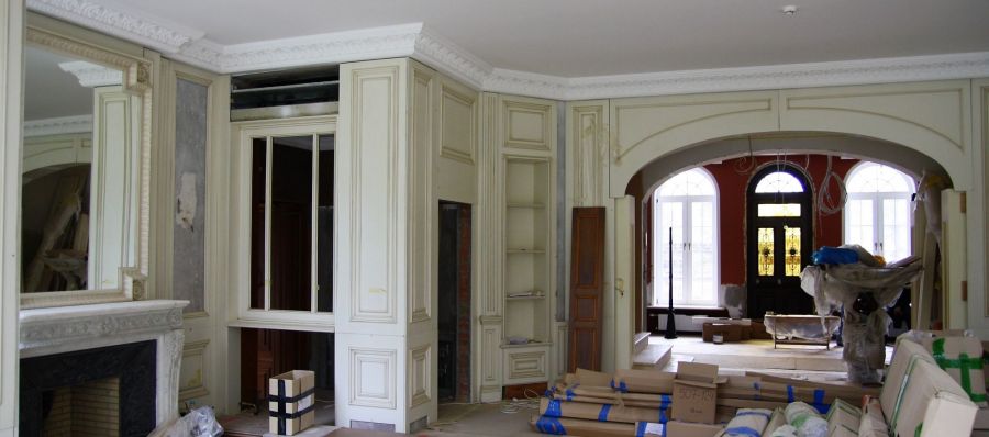 Отделка стен гостиной деревянными панелями цвета слоновой кости