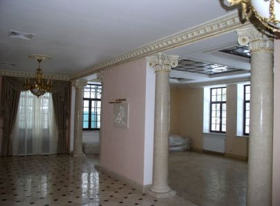 Готовый ремонт гостиной с классическими колоннами