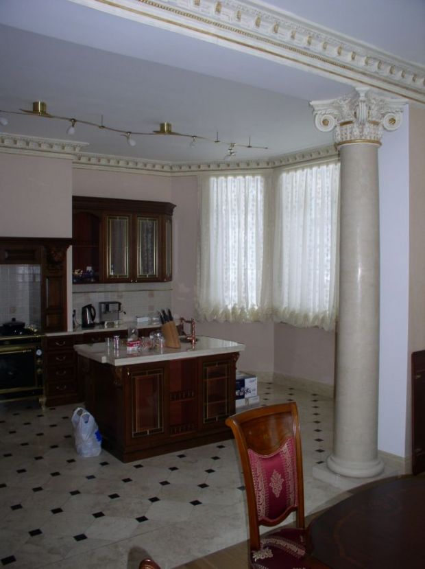 Светло-темная мебель на кухне