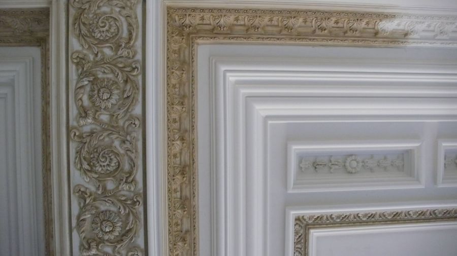 Декорирование потолка лепниной и молдингами в процессе ремонта дома