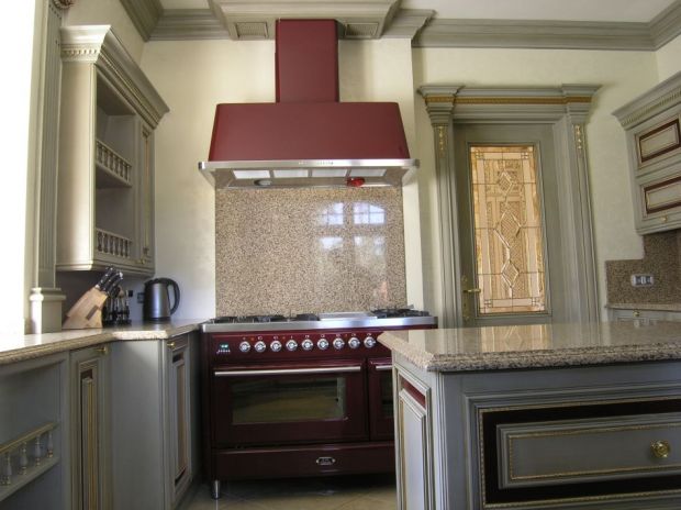 Светлая мебель на кухне