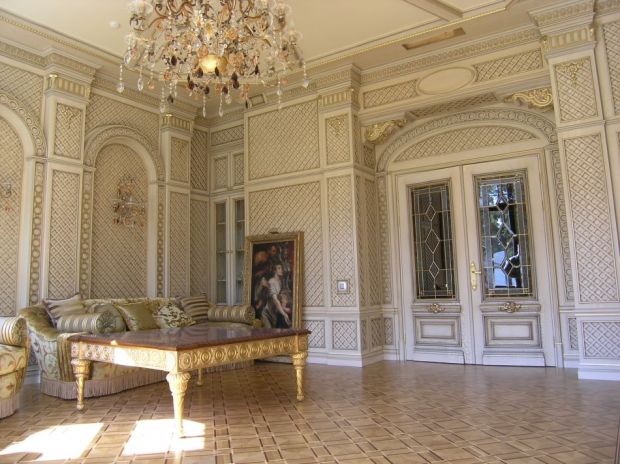 Красивя отделка стен в комнате с мебелью