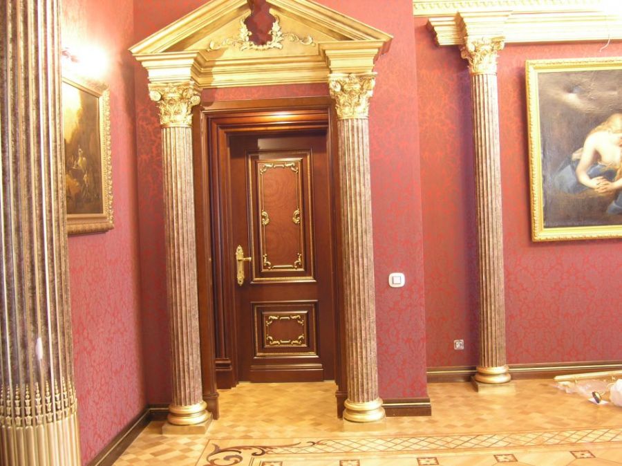 Входная зона с позолоченными колоннами в готовом ремонте холла