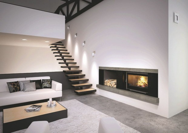 Гостиная в доме с дровяным камином