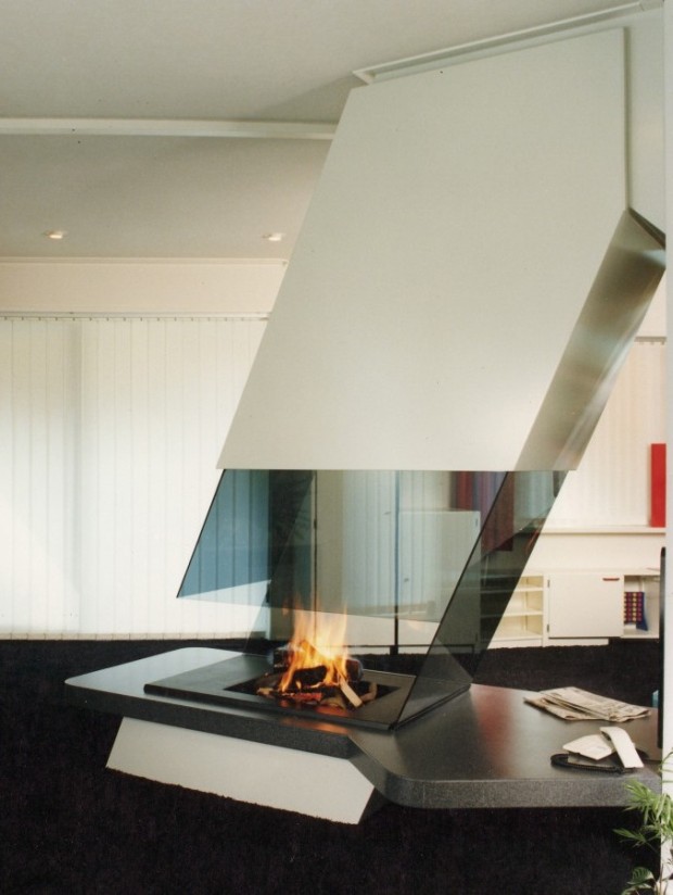 Большой островной камин в гостиной