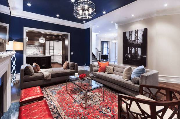 Темно-синий потолок в гостиной