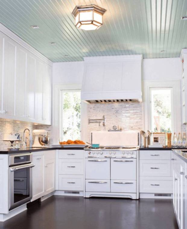 Реечный потолок бледно-голубого цвета