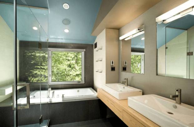 Синий потолок в ванной