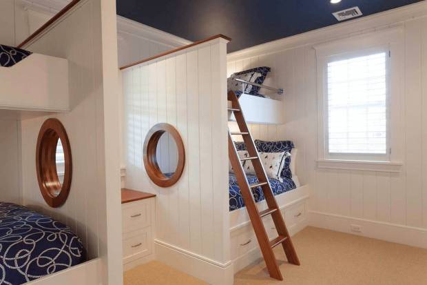 Белая детская с синим потолком