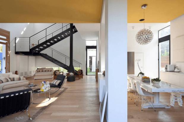 Желтый потолок в загородном доме