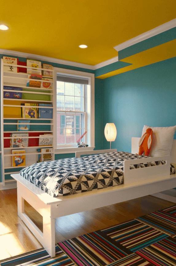 желтый потолок в интерьере детской для девочки