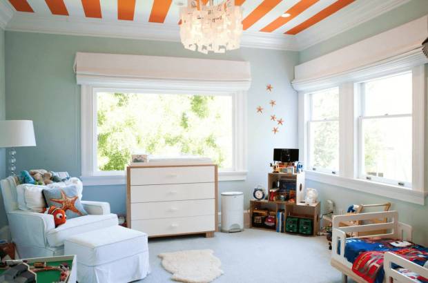 Бело-оранжевый рисунок на потолке