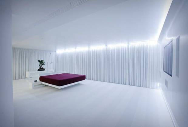 Хорошо освещенная спальня