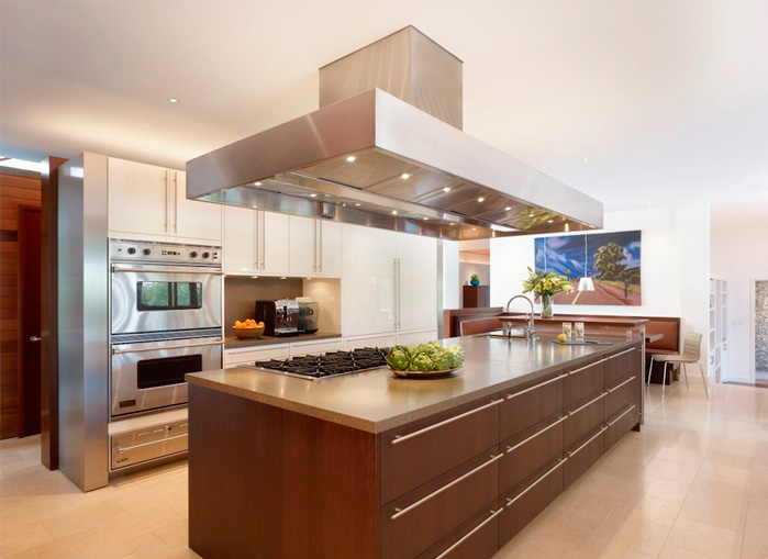 Интерьер кухни с высокими потолками