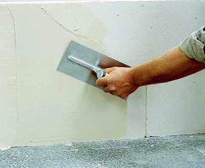 Устранение мелких трещин на стенах