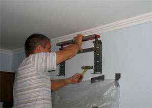 Установка креплений внутреннего блока кондиционера к стене