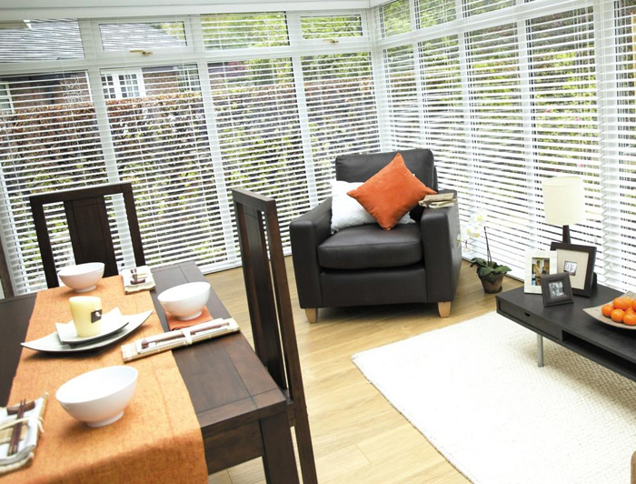 Жалюзи в интерьере загородного дома