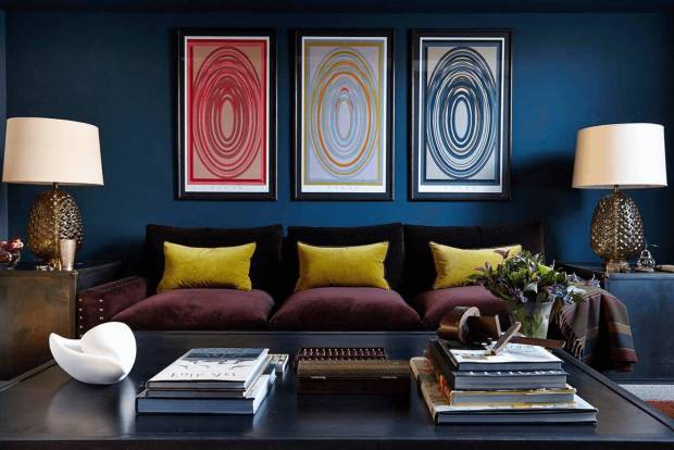 Стены цвета Индиго в гостиной