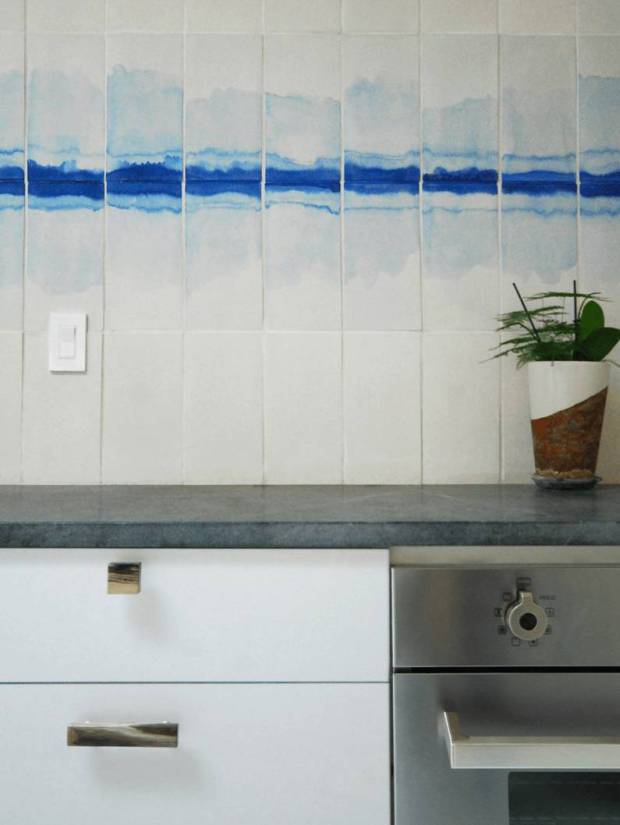 Индиго на стене кухни