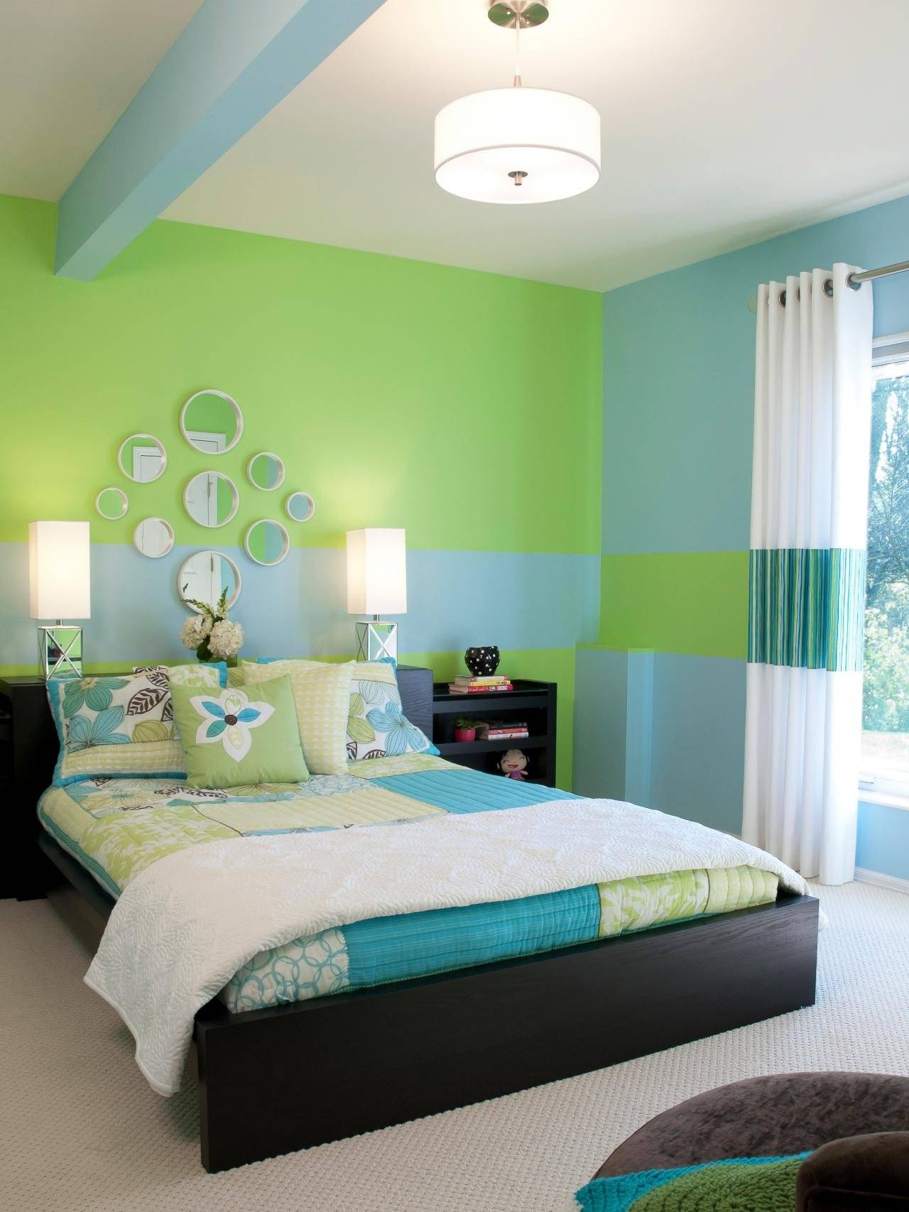 Красиво покрасить комнату. Спальня в зеленых тонах. Интерьер ерв зеленом цвете. Яркая спальня. Спальня в ярких цветах.