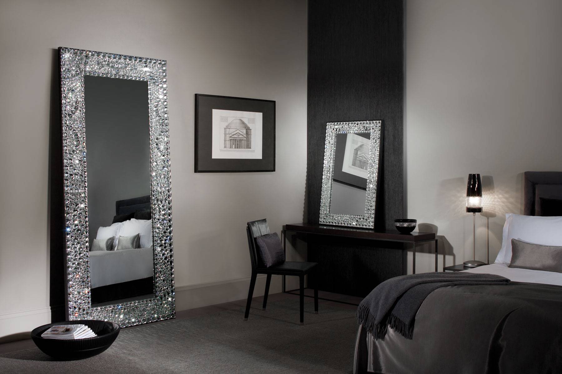 Зеркало комната мебель. Зеркала в интерьере. Зеркало в спальне. Настенные зеркала в интерьере. Зеркало в раме в интерьере.
